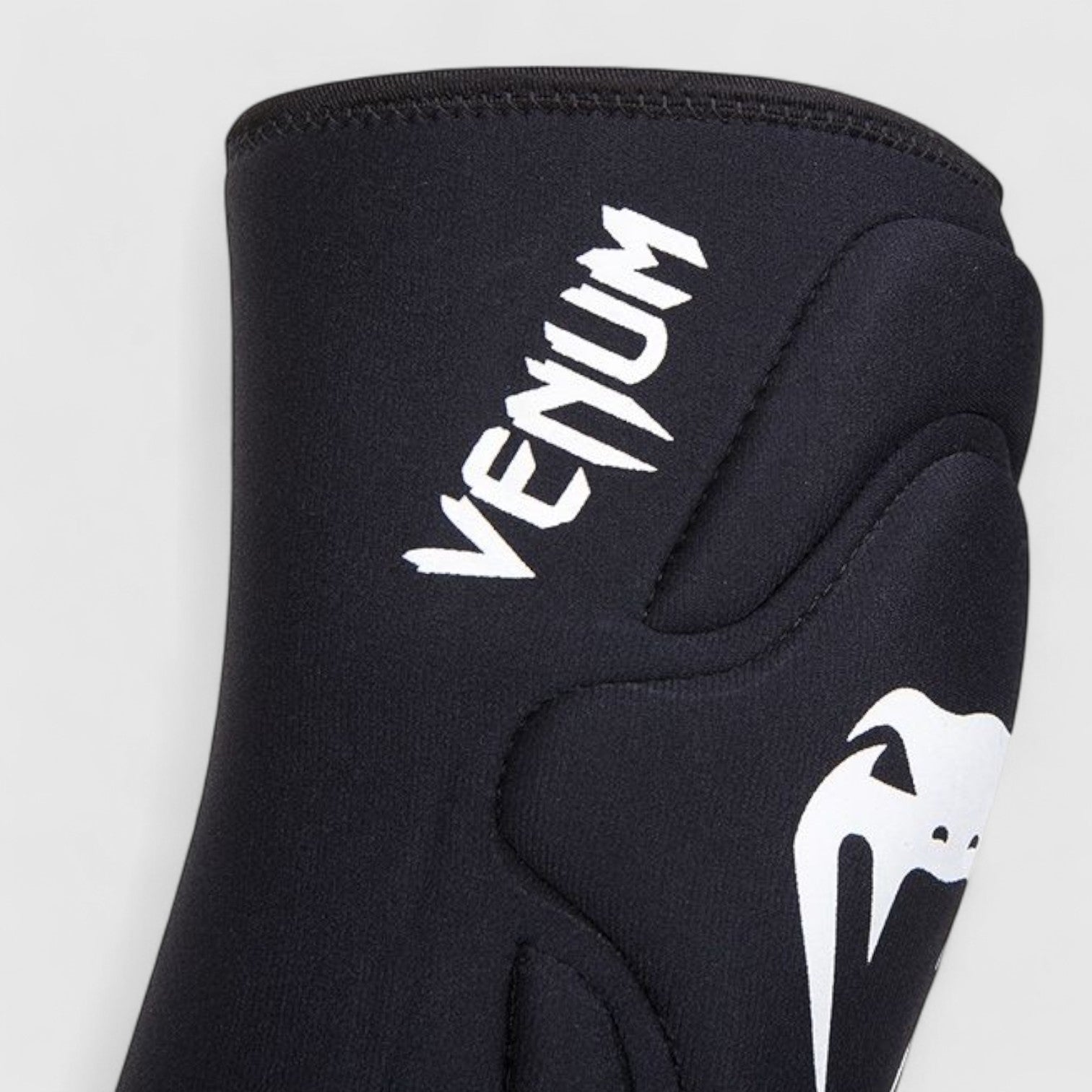 VENUM Kontact Gel Knebeskytter - Svart/Hvit Nordic - CombatStore.no