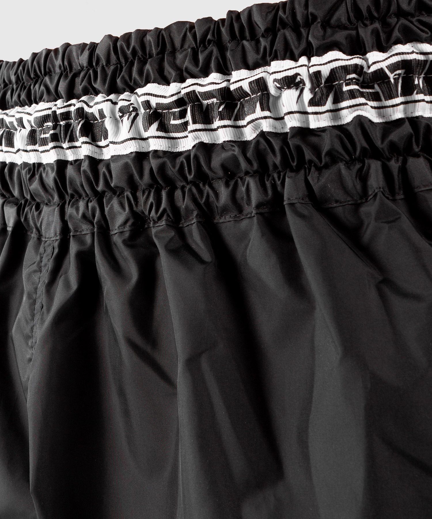 VENUM Parachute Muay thai shorts svart/hvit - CombatStore.no