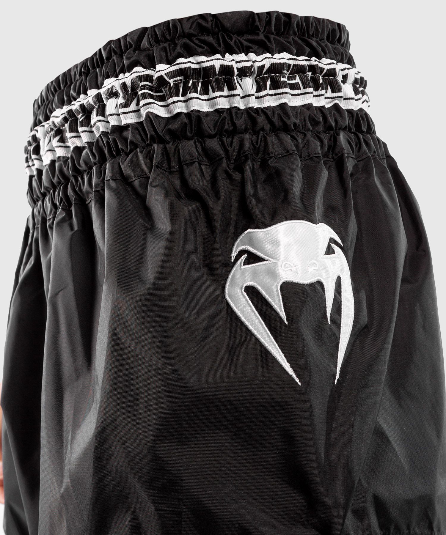 VENUM Parachute Muay thai shorts svart/hvit - CombatStore.no