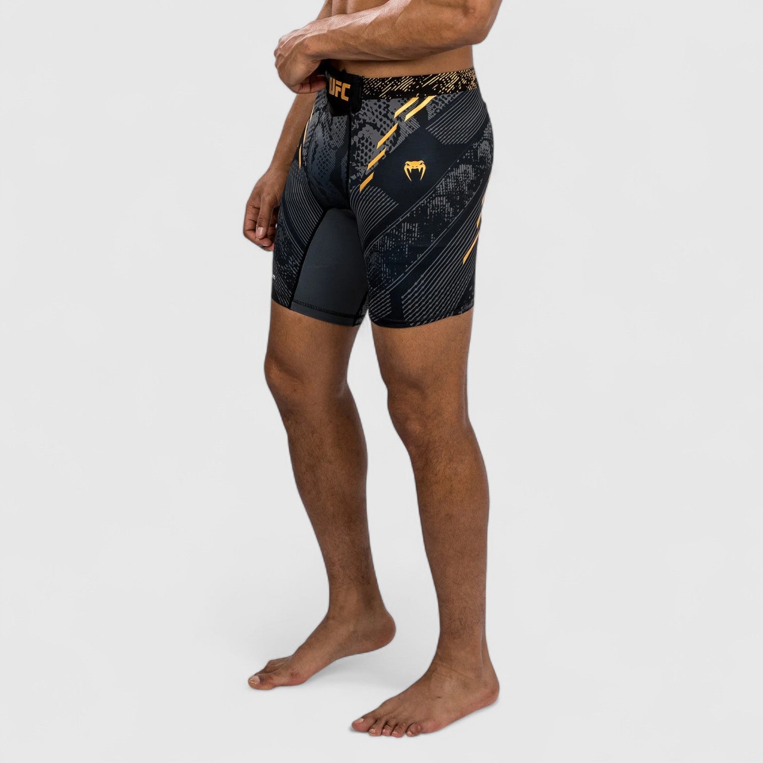 VENUM UFC Adrenaline Vale tudo shorts Svart/Gull - CombatStore.no
